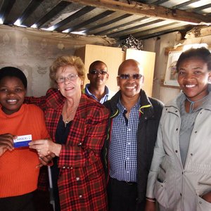 Die gestremde Bukelwa Mbuzweni was die eerste om haar Gonlog-kaart vir elektrisiteit in haar woning van Burgemeester Nicolette Botha-Guthrie te ontvang, met die Onderburgemeester, Rudolph Smith en Raadslid Theodorah Nquinata by haar